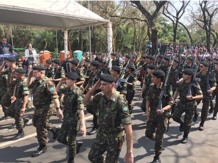 Desfile da Independência em Foz do Iguaçu  teve presença de militares da Argentina e Paraguai