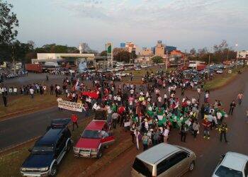 Professores e alunos da UNE fecham entrada de Cidade do Leste, no Km 7