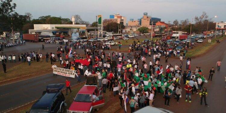 Professores e alunos da UNE fecham entrada de Cidade do Leste, no Km 7