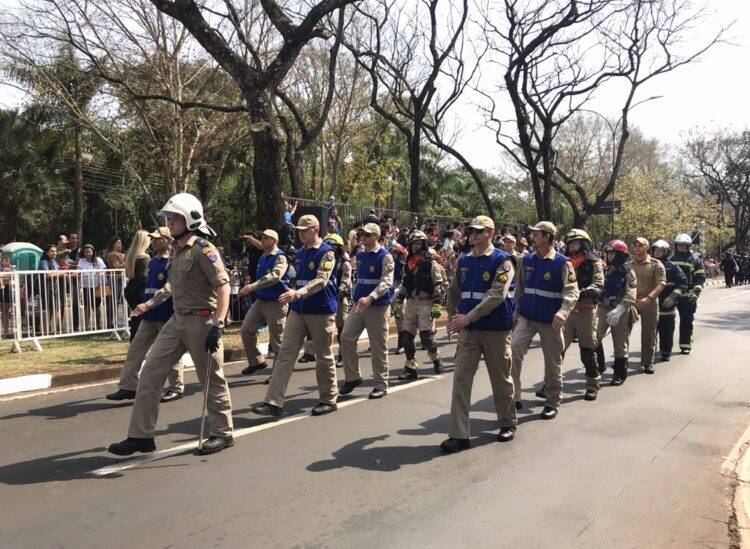 Desfile da Independência em Foz do Iguaçu  teve presença de militares da Argentina e Paraguai