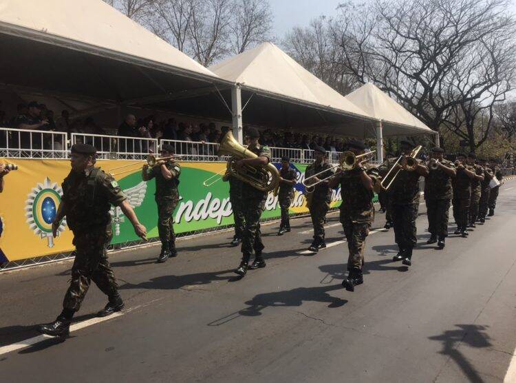 Desfile da Independência em Foz do Iguaçu  teve presença de militares da Argentina e Paraguai