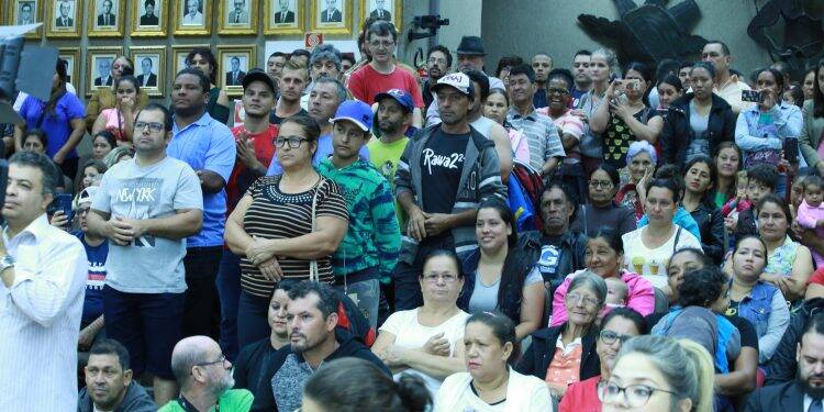 Prefeito anuncia topografia, projetos de moradia e regularização fundiária para Ocupação do Bubas