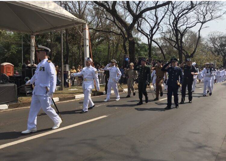 Desfile da Independência em Foz do Iguaçu  teve presença de militares da Argentina e Paraguai