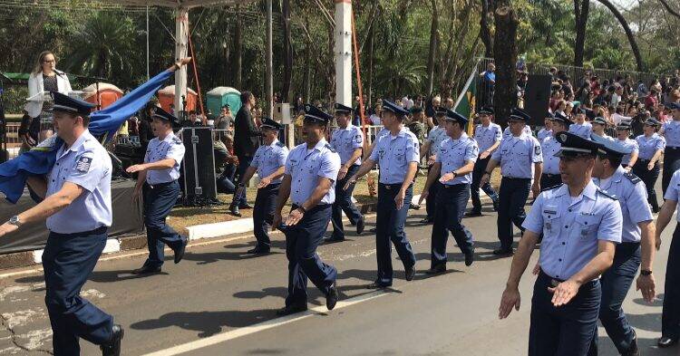 Desfile da Independência em Foz do Iguaçu  teve presença de militares da Argentina e Paraguai