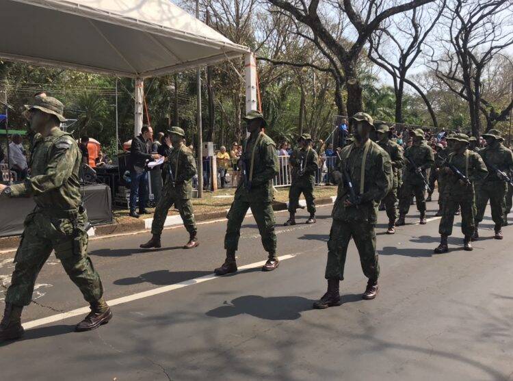 Desfile da Independência em Foz do Iguaçu  teve presença de militares da Argentina e Paraguai