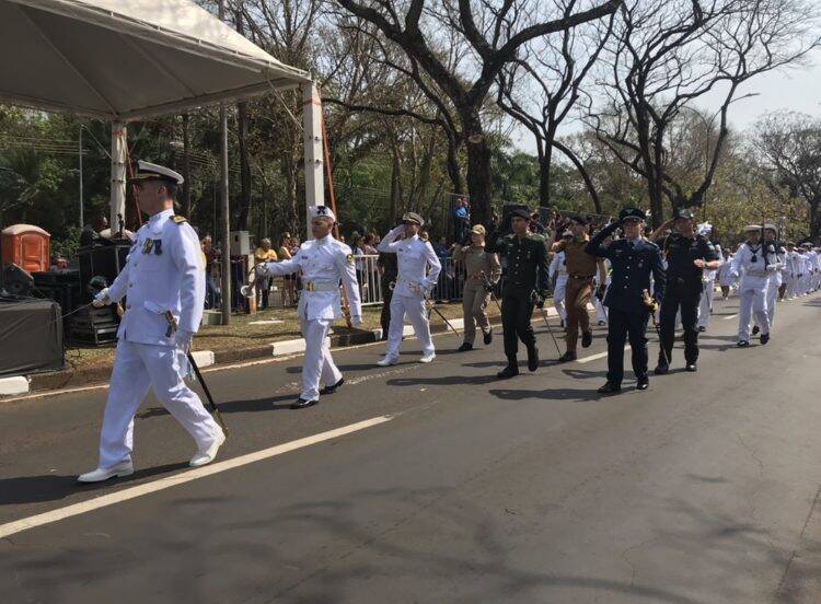 Desfile da Independência em Foz do Iguaçu  teve presença de militares da Argentina e Paraguai