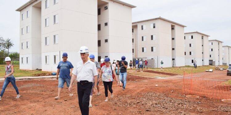 Famílias da comunidade do Monsenhor conhecem novo conjunto habitacional