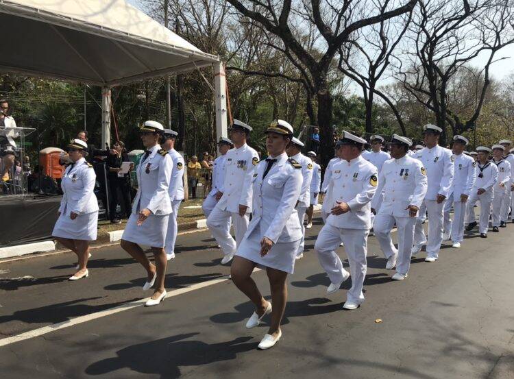 Desfile da Independência em Foz do Iguaçu  teve presença de militares da Argentina e Paraguai