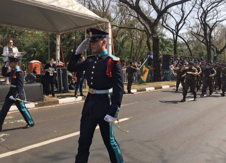 Desfile da Independência em Foz do Iguaçu  teve presença de militares da Argentina e Paraguai