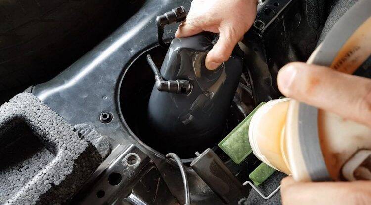 PRF apreende crack, cocaína e munições em tanque de carro em Céu Azul