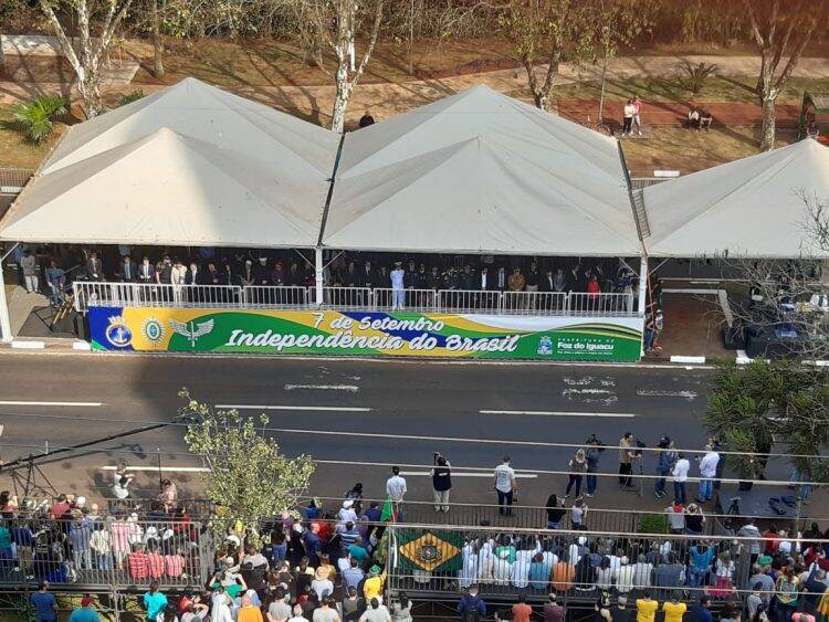 Desfile da Independência em Foz do Iguaçu  teve presença de militares da Argentina e Paraguai