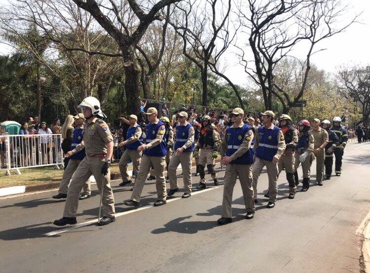 Desfile da Independência em Foz do Iguaçu  teve presença de militares da Argentina e Paraguai