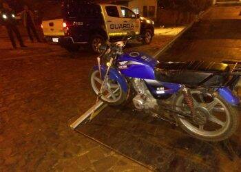 Rapaz é preso por receptação de moto roubada