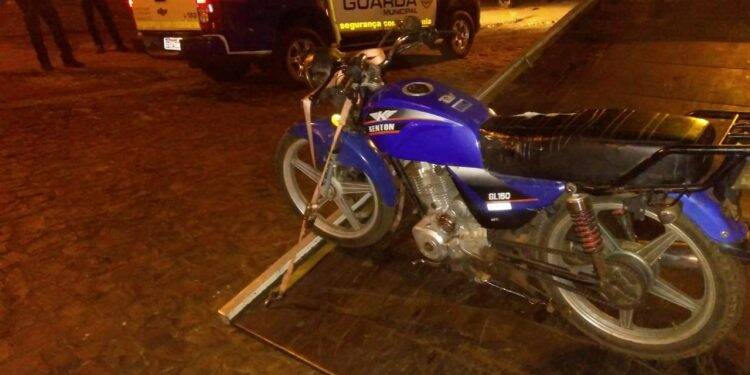 Rapaz é preso por receptação de moto roubada