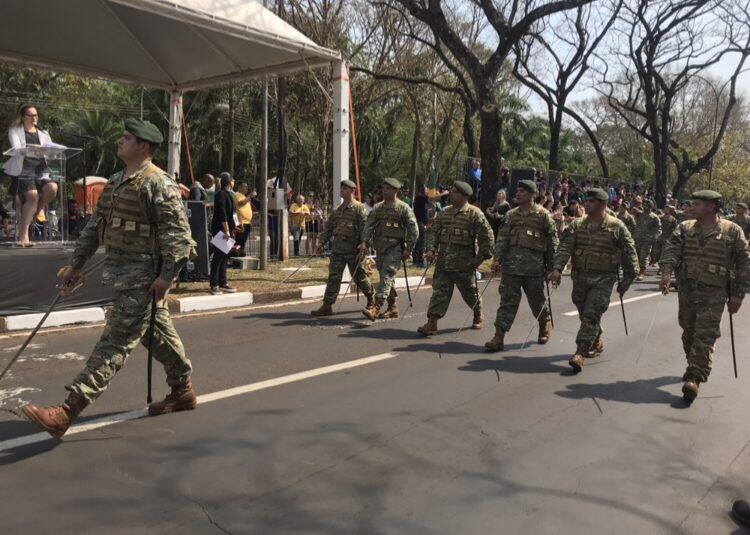 Desfile da Independência em Foz do Iguaçu  teve presença de militares da Argentina e Paraguai
