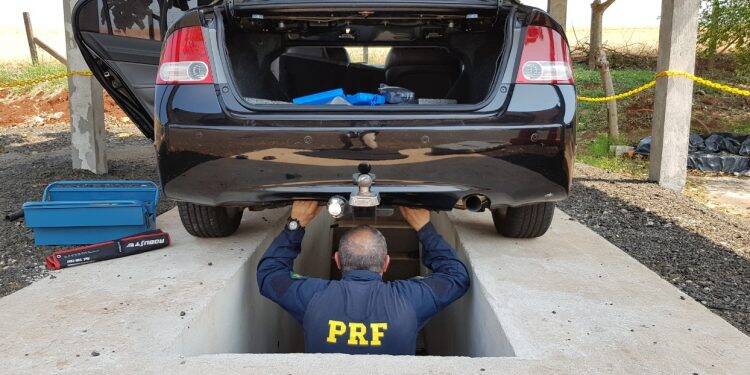 PRF apreende crack, cocaína e munições em tanque de carro em Céu Azul