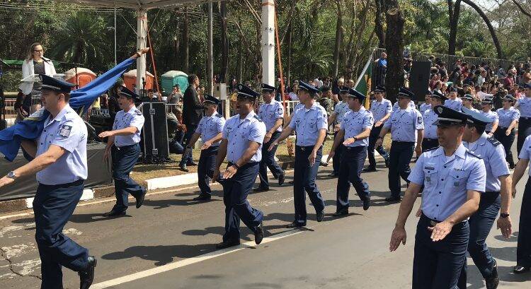Desfile da Independência em Foz do Iguaçu  teve presença de militares da Argentina e Paraguai