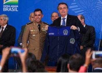 Governo federal lança programa para a implantação de escolas cívico-militares