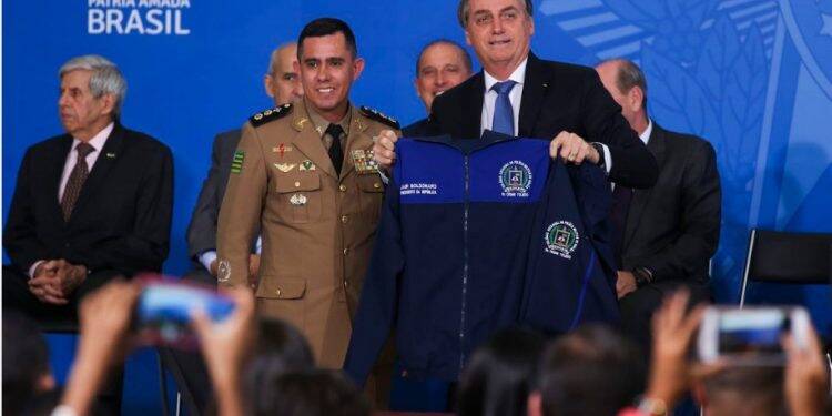 Governo federal lança programa para a implantação de escolas cívico-militares