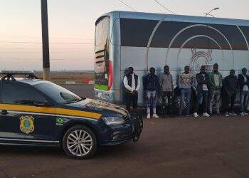 PRF intercepta ônibus com imigrantes senegaleses ilegais
