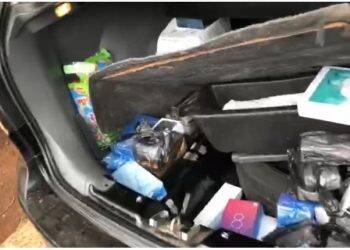 PRF encontra celulares e outras mercadorias em fundo falso de automóvel