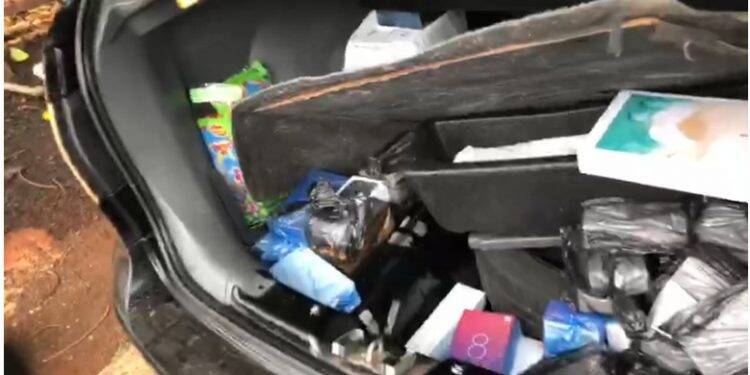 PRF encontra celulares e outras mercadorias em fundo falso de automóvel