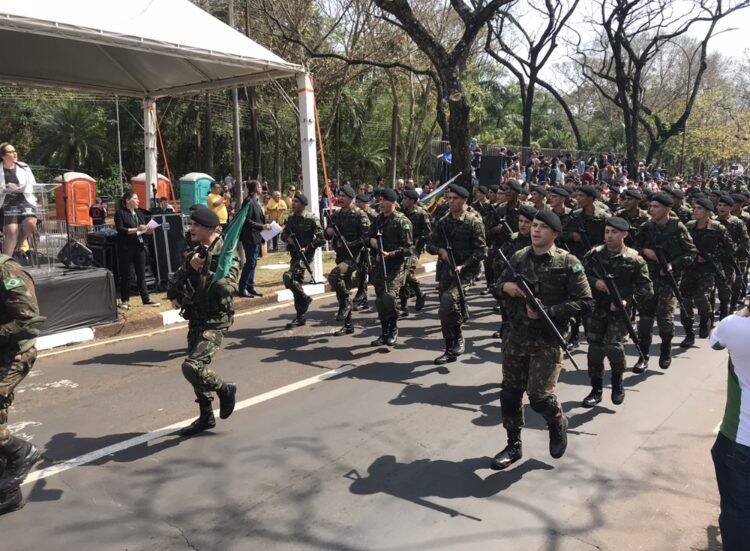 Desfile da Independência em Foz do Iguaçu  teve presença de militares da Argentina e Paraguai