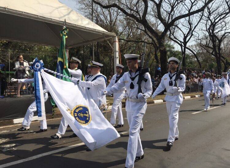 Desfile da Independência em Foz do Iguaçu  teve presença de militares da Argentina e Paraguai