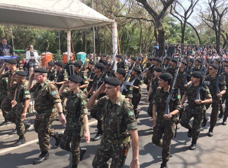 Desfile da Independência em Foz do Iguaçu  teve presença de militares da Argentina e Paraguai