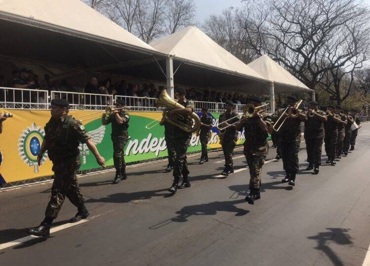 Desfile da Independência em Foz do Iguaçu  teve presença de militares da Argentina e Paraguai