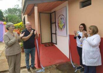 Projeto de extensão da Unila inaugura biblioteca em escola de Puerto Iguazú