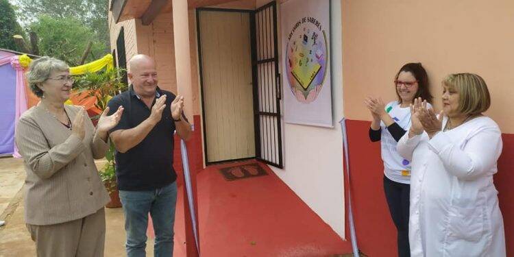 Projeto de extensão da Unila inaugura biblioteca em escola de Puerto Iguazú
