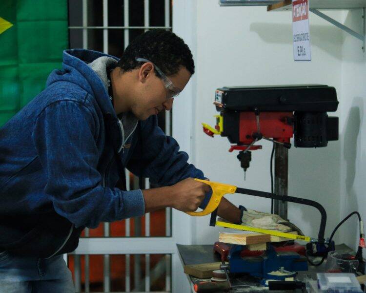 Estudantes da UNILA desenvolvem foguete a propelente sólido