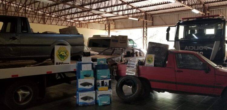 BPFron apreende comboio de carros e contrabandista