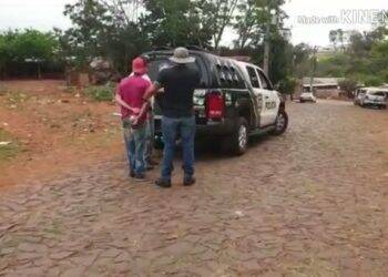 Polícia prende homem acusado de atear fogo em carro, colocando família em risco