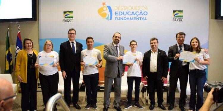Colégio Ulysses Guimarães, de Foz, é destaque no IDEB e recebe prêmio em Brasília