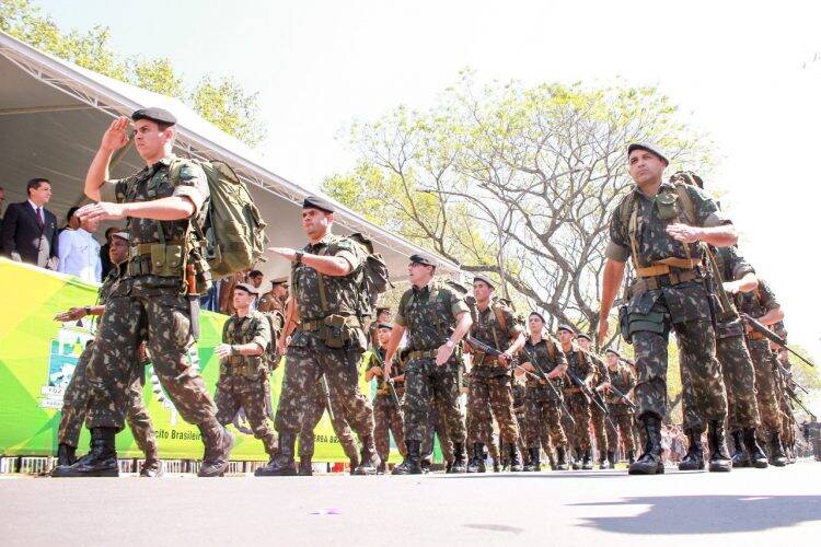 Inicia montagem do palco para o desfile de 7 de setembro na Avenida Paraná