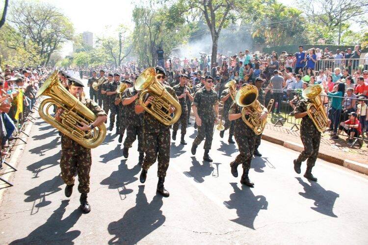 Inicia montagem do palco para o desfile de 7 de setembro na Avenida Paraná