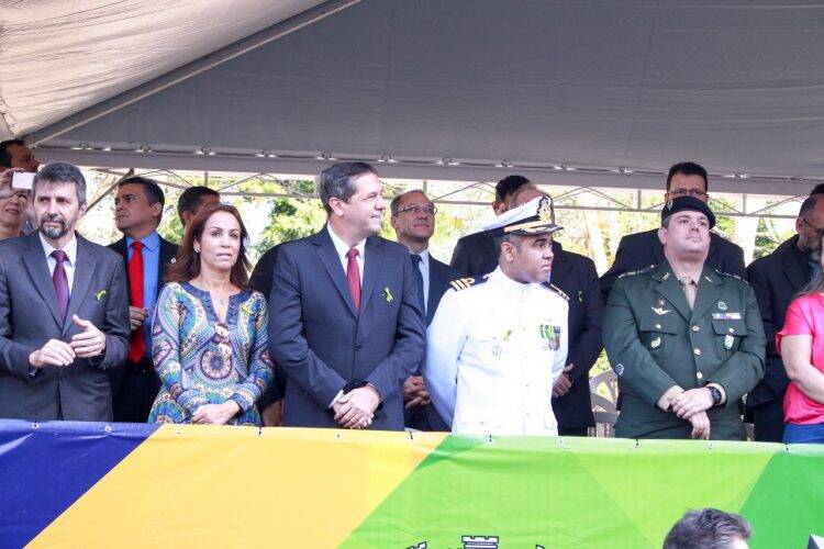 Inicia montagem do palco para o desfile de 7 de setembro na Avenida Paraná