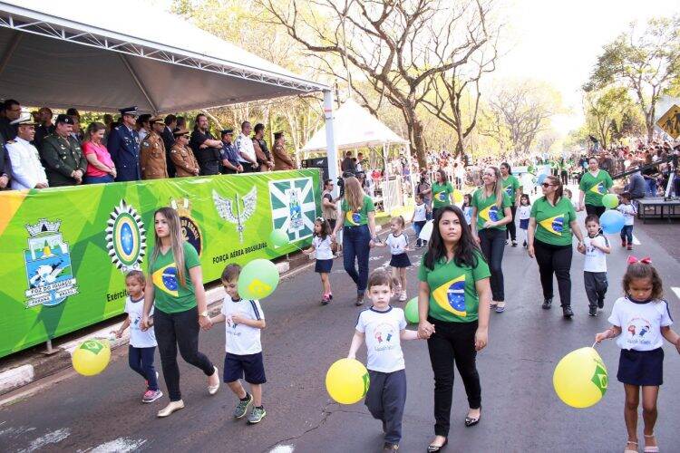 Inicia montagem do palco para o desfile de 7 de setembro na Avenida Paraná