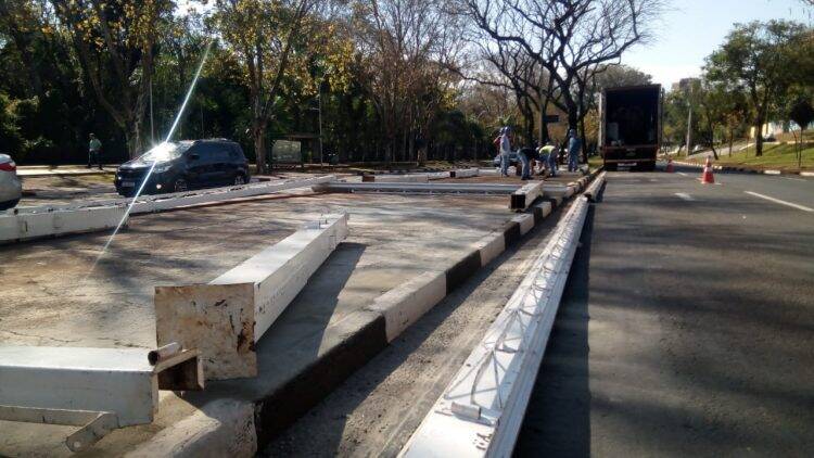 Inicia montagem do palco para o desfile de 7 de setembro na Avenida Paraná