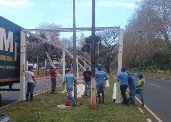 Inicia montagem do palco para o desfile de 7 de setembro na Avenida Paraná