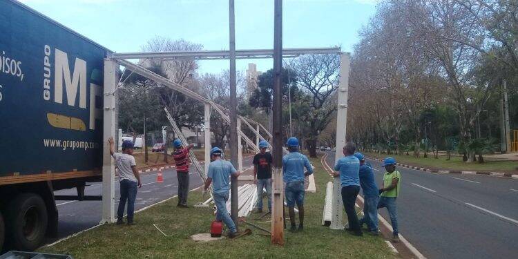 Inicia montagem do palco para o desfile de 7 de setembro na Avenida Paraná