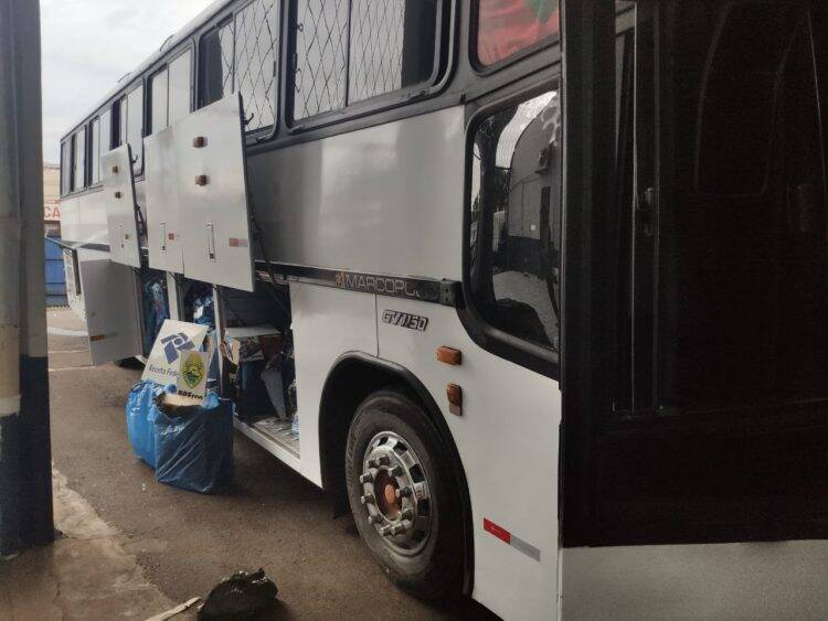 Ônibus é apreendido com 6 mil pacotes de cigarros