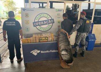 Veículo é apreendido com 41 kg de maconha em fundo falso