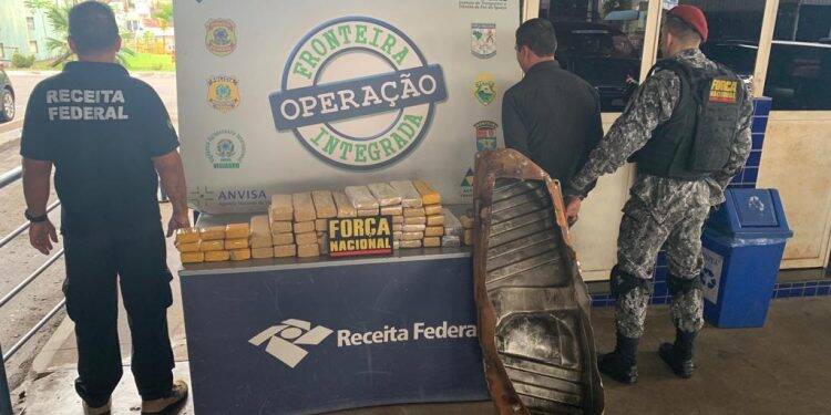 Veículo é apreendido com 41 kg de maconha em fundo falso