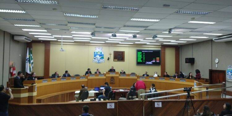 Sessão na Câmara têm quatro pedidos de CPIs e oposição vê como manobra