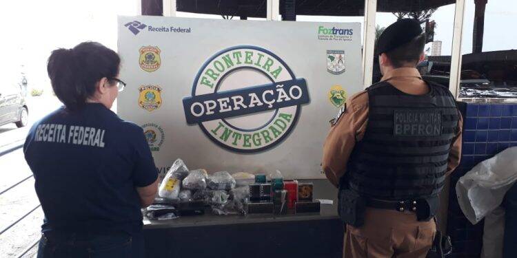 Veículos com mercadorias em fundo falso são apreendidos na Ponte da Amizade