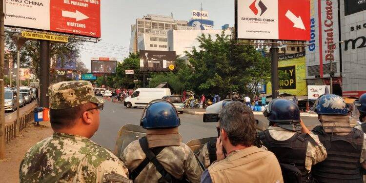 Protesto de “paseros” termina em confronto com a polícia no Paraguai