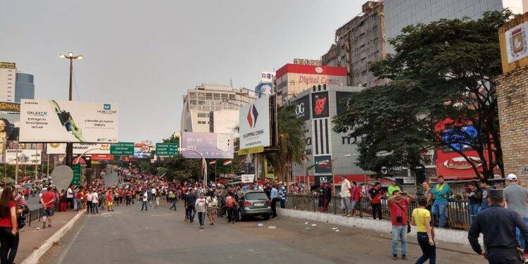 Protesto de “paseros” termina em confronto com a polícia no Paraguai